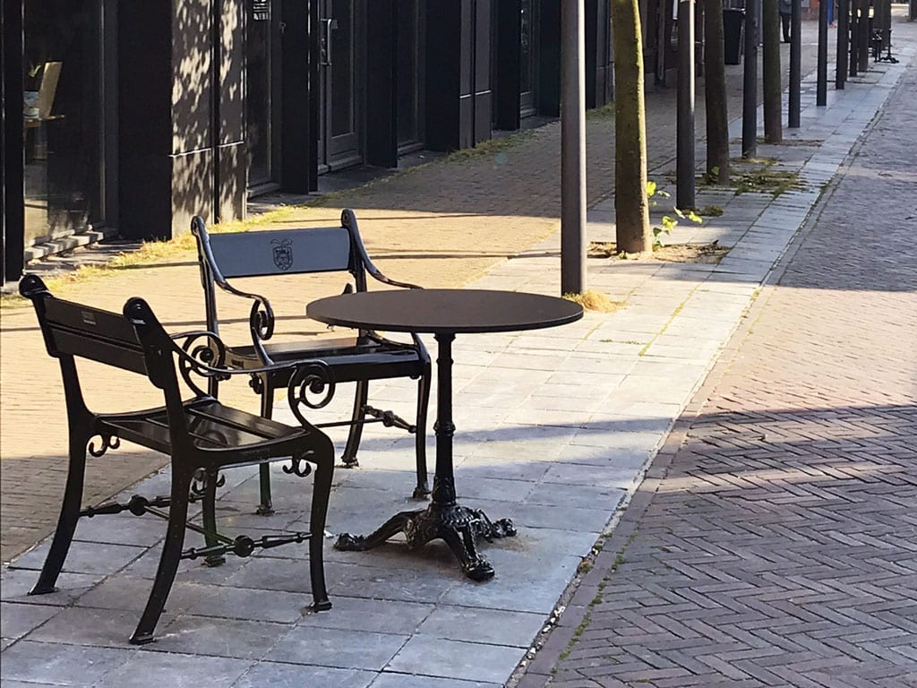 parktafel castor sfeer op straat